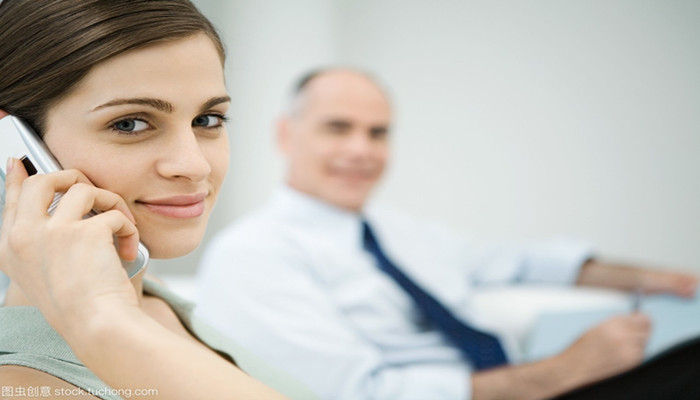 要不要帮老板多干活,要不要帮老板出点儿小钱儿