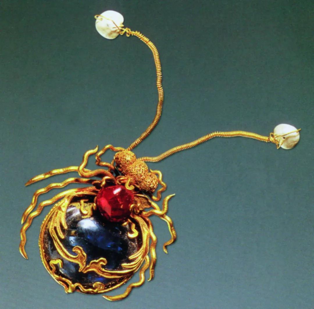 她是真有钱,也是真寂寞