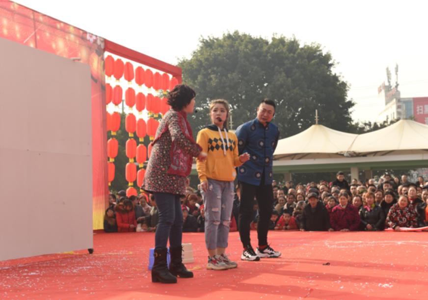 广元市老城小西街嘉陵广场,看看广场有多热闹