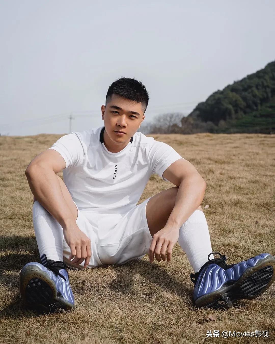 穿短裤比汪小菲还好看！奶凶腱子肉小狼狗，浴室照疯狂撩粉！