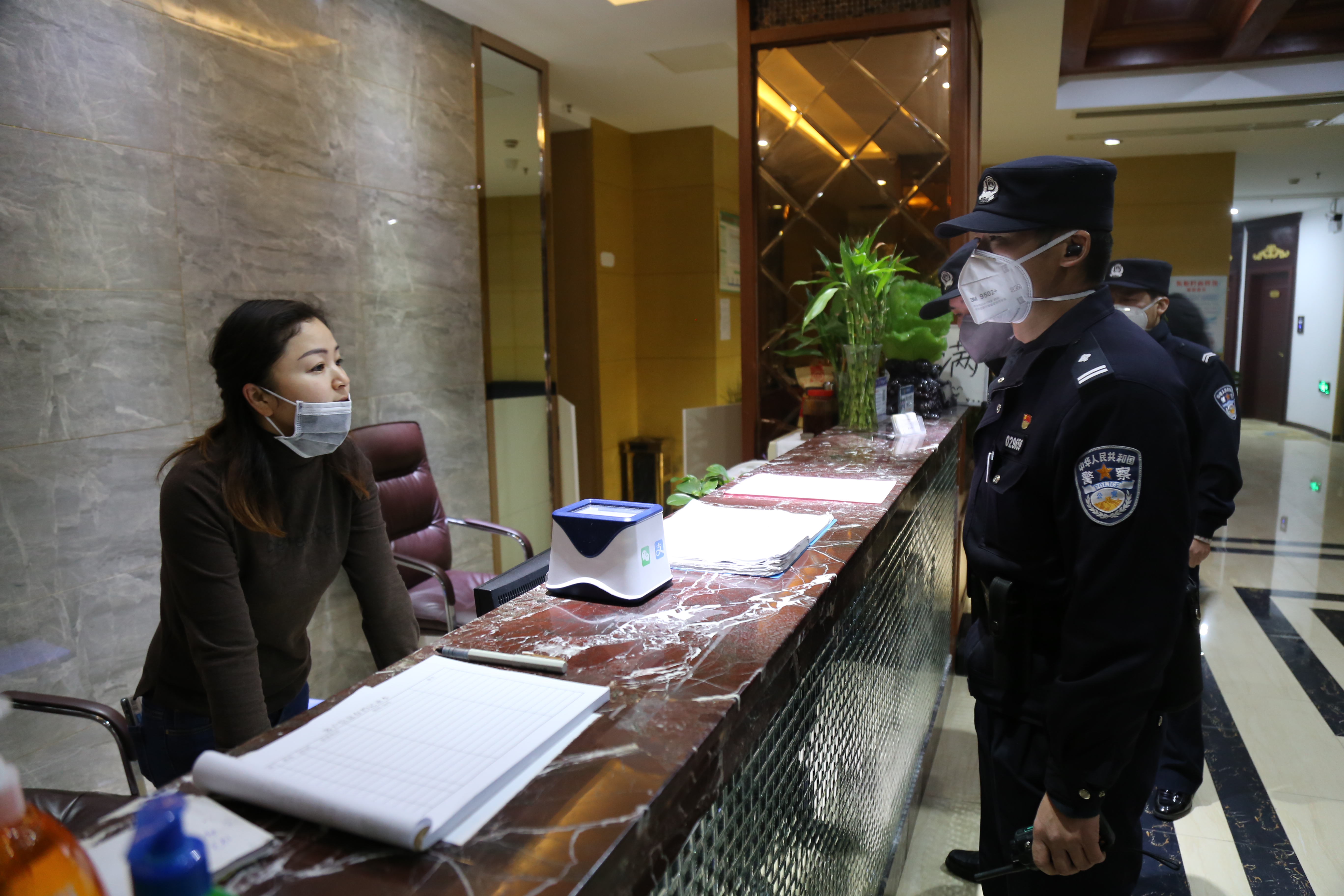 疫情防控公安民警始终冲锋在一线,坚持打赢防疫战