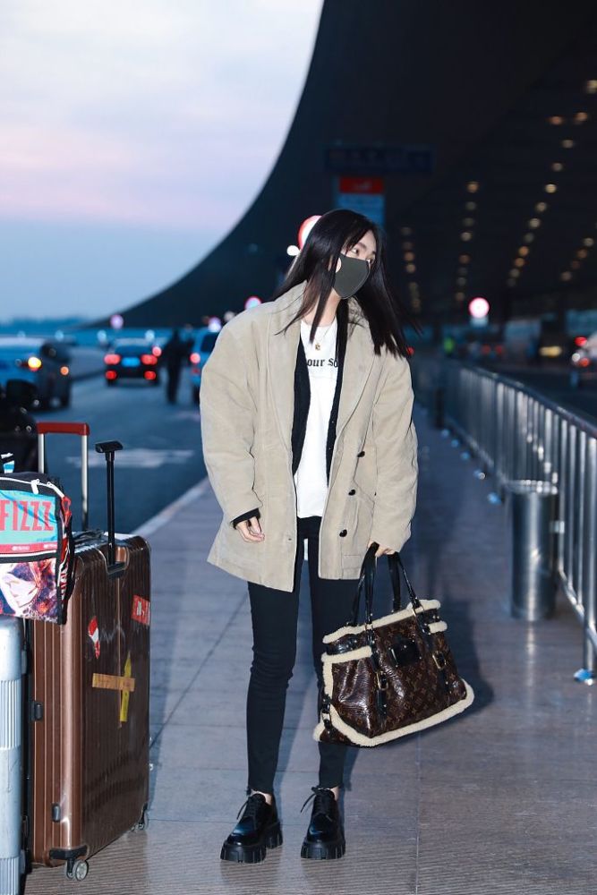 李菲儿机场豹纹,李菲儿最新机场穿衣搭配