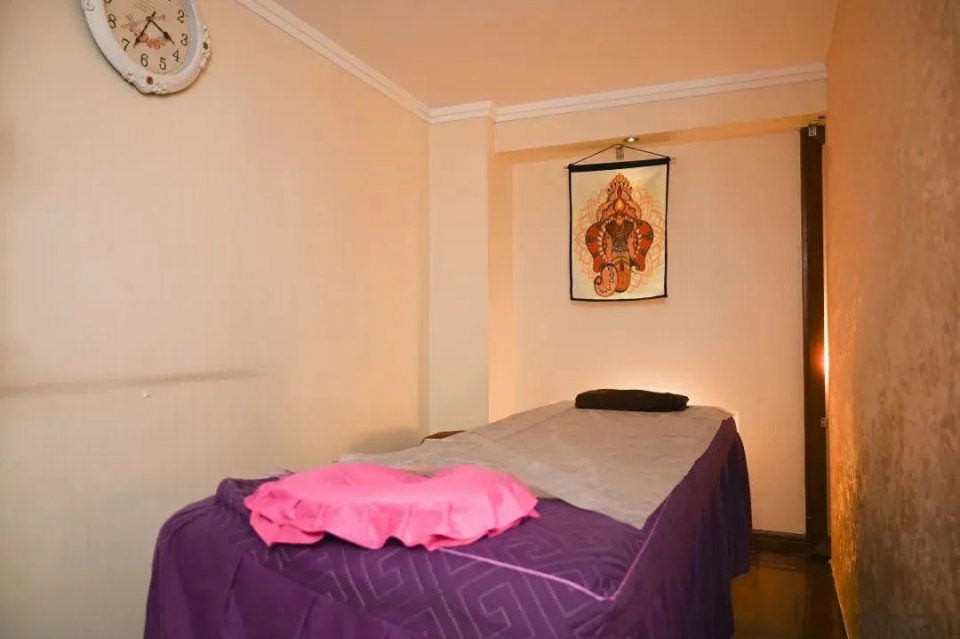 泰式精油推拿按摩手法视频,泰式背部精油推拿