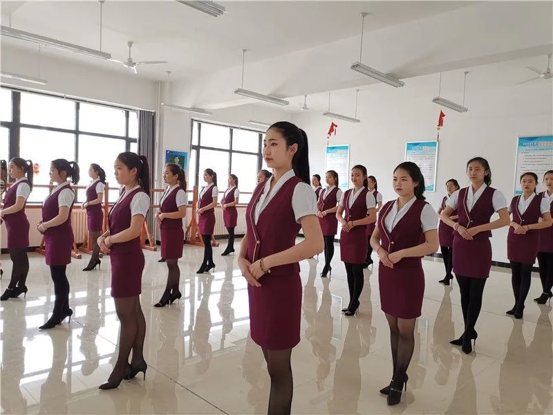 山东铝业职业学院空乘报的人多吗,山东铝业空乘专业礼仪