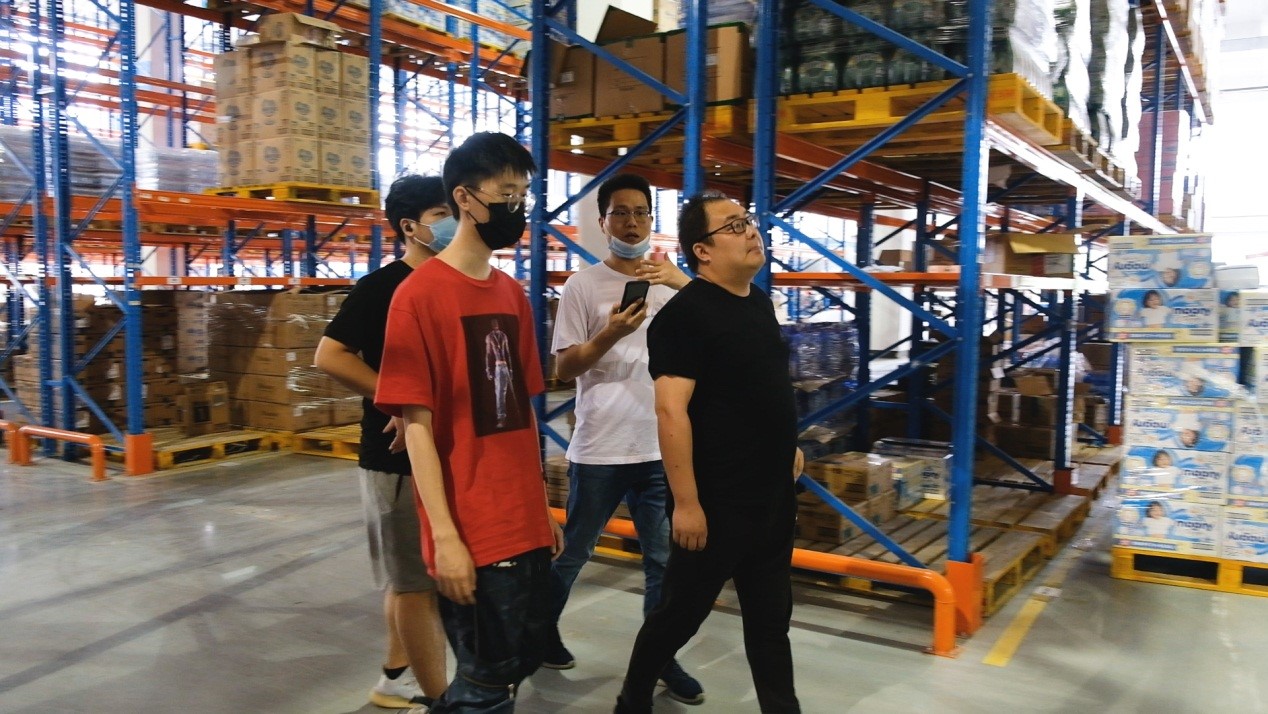 苏宁国际匡威售假后续：投诉用户实地探访宁波保税仓