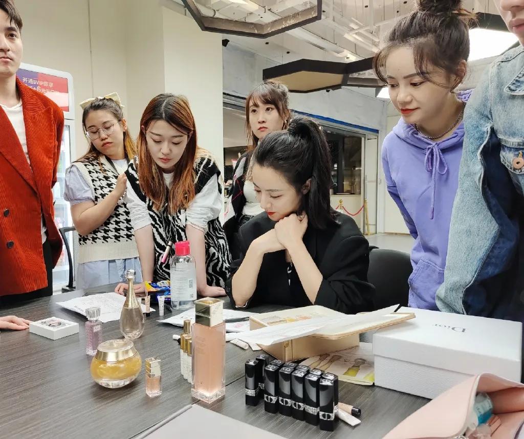 直播带货行业繁荣的标准,直播带货发展迅速的经济原因