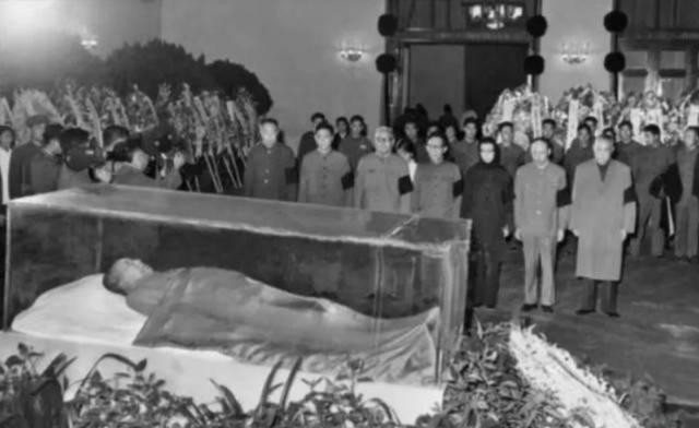 毛主席逝世追悼会上,举国致哀站立吊唁,为何有一人会坐着参加?