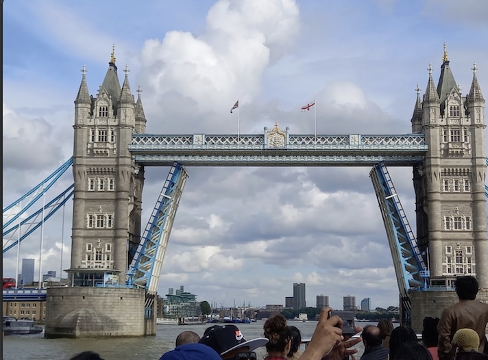 伦敦塔桥被卡住,伦敦塔桥被卡在空中