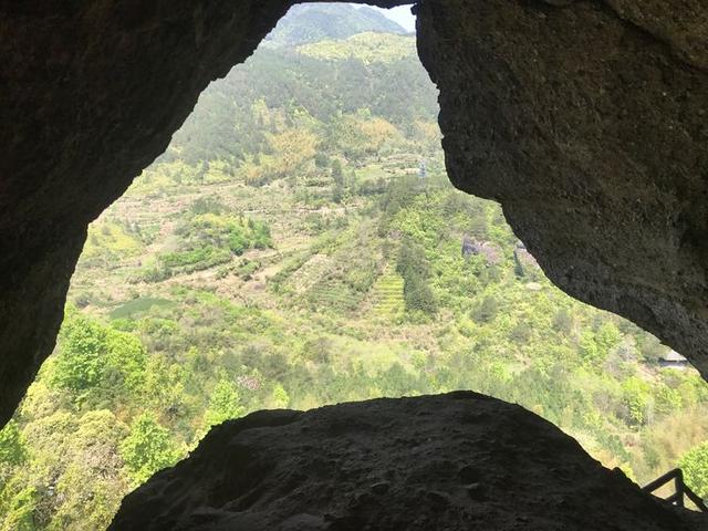 典型的丹霞地貌有碧水丹山之美誉,俯瞰丹霞地貌鬼斧神工令人惊叹