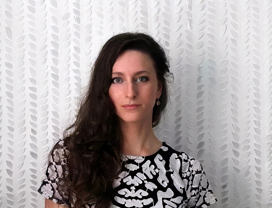 她用一把手术刀在2毛钱废报纸上雕出精美图腾,一幅卖60万