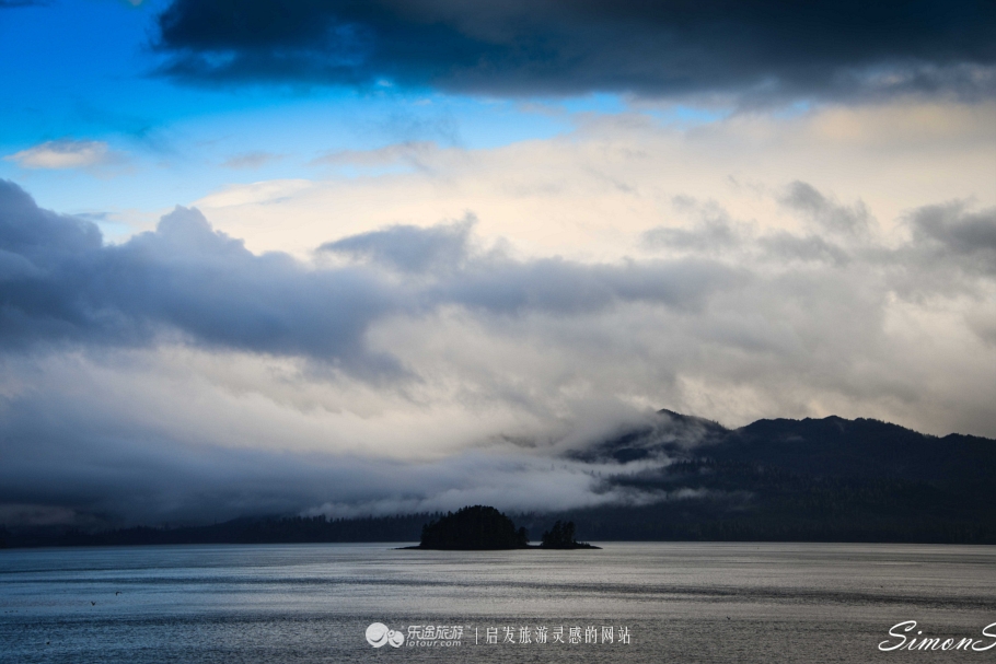 阿拉斯加：男人和三文鱼都赶来配种的“*灯区红**“