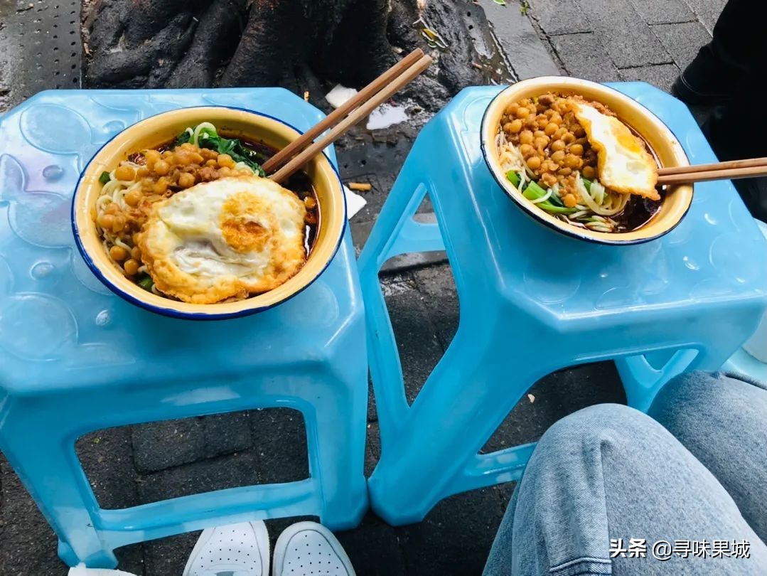 肖战重庆板凳面,肖战现身重庆一面馆吃豌杂面