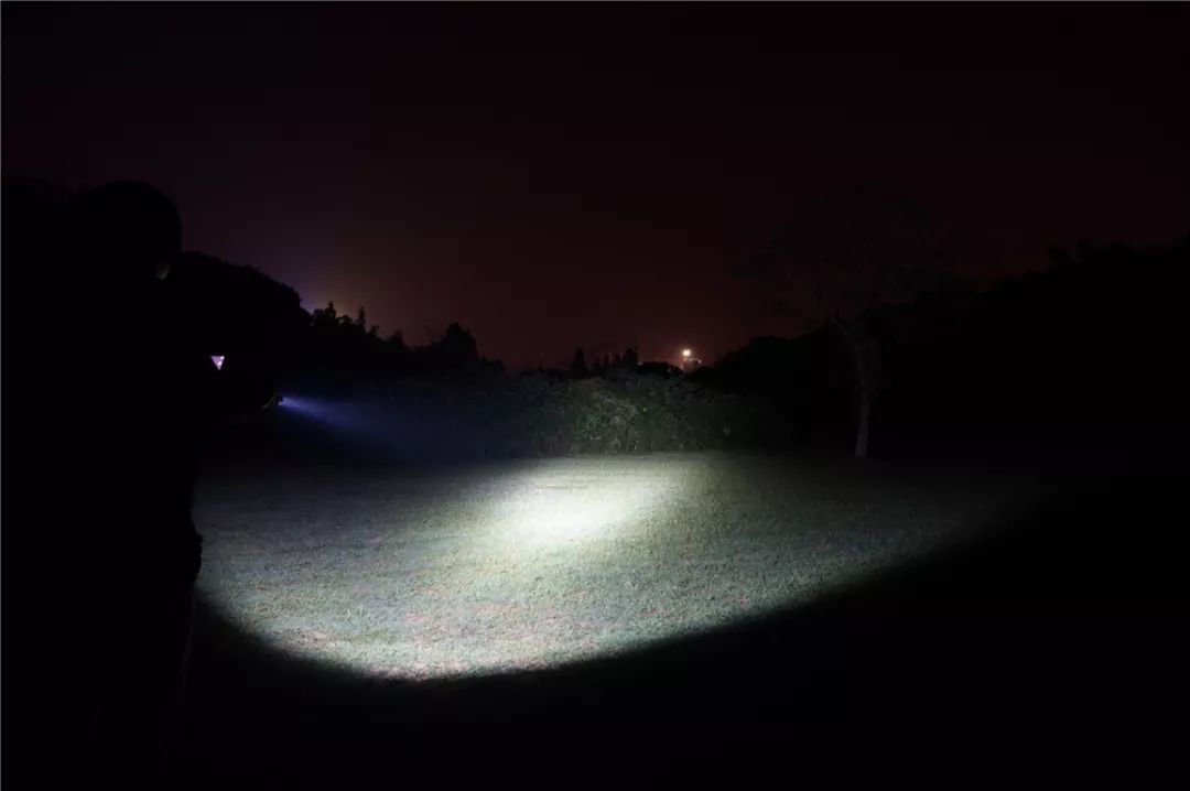 fenix菲尼克斯pd36r强光手电测评,fenixpd36rv2.0战术手电筒