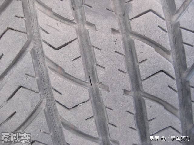 轮胎上有很多小裂纹,轮胎上有很多小裂纹还能用吗