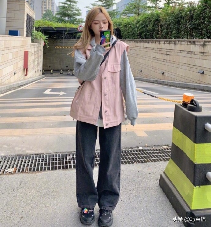 什么时候穿卫衣加外套好看,今年卫衣怎么穿更时髦