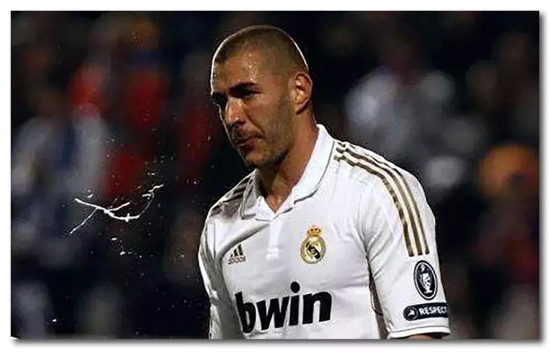 足球场上吐痰不怕滑铲弄到身上吗,为啥足球运动员吐痰