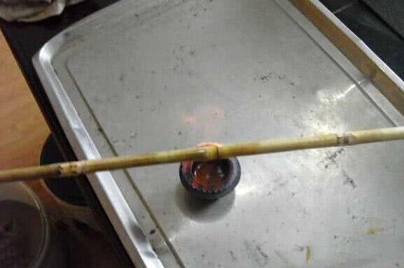 用竹子做鱼竿去小河钓鱼,日本自制竹子鱼竿过程视频