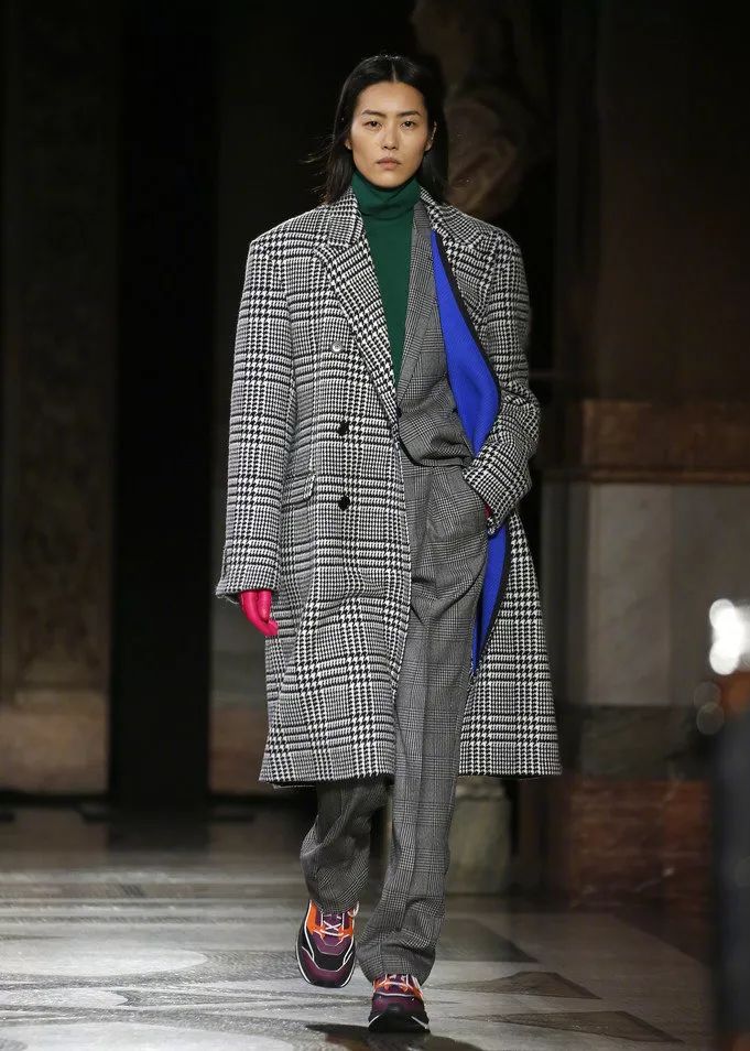 刘雯穿千鸟格西装图片,刘雯重返时装周首秀视频