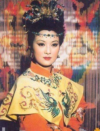 巧姐和板儿争抢东西,巧姐跟板儿换礼物