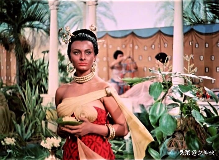 意大利国宝明星:性感不输梦露,演技碾压赫本,因婚姻被祖国驱逐