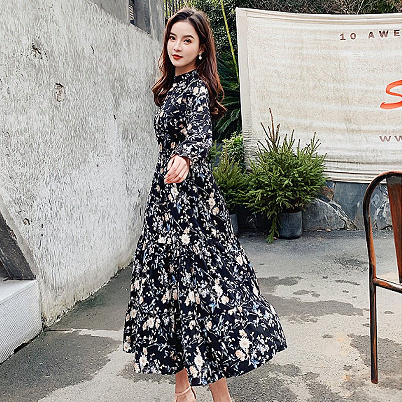 碎花裙也太适合春天了,春天穿什么颜色的碎花裙好看呢