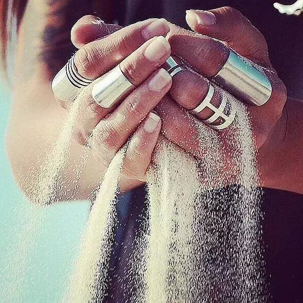 黄金戒指正确戴法和注意事项,金蟾戒指的戴法有什么讲究吗