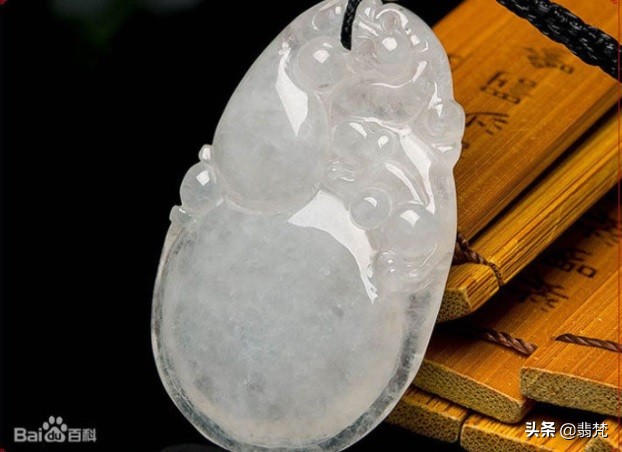 直播间有的翡翠镯子很透但便宜,有的翡翠很白