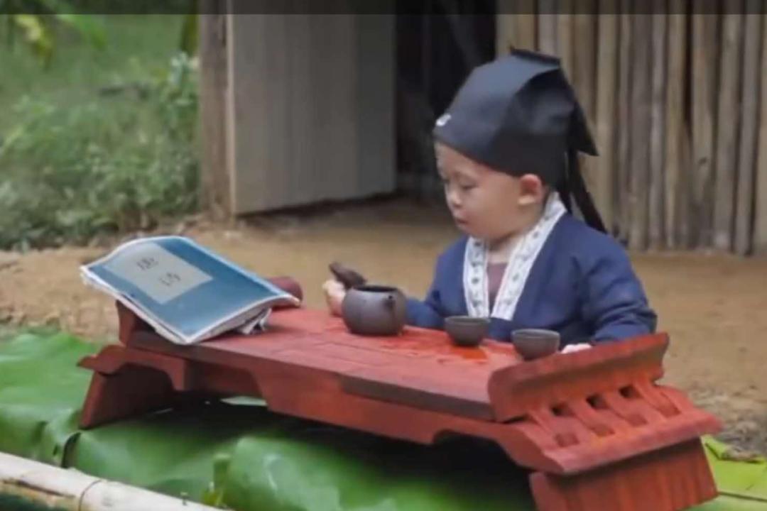 一个会做玩具的老木匠，众人甘愿喊他爷爷，他是葫芦娃爷爷吗？