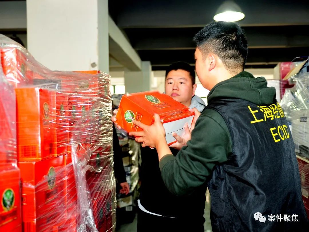 广东假冒lv包涉案案件,查获国内假冒lv名牌服装销售案