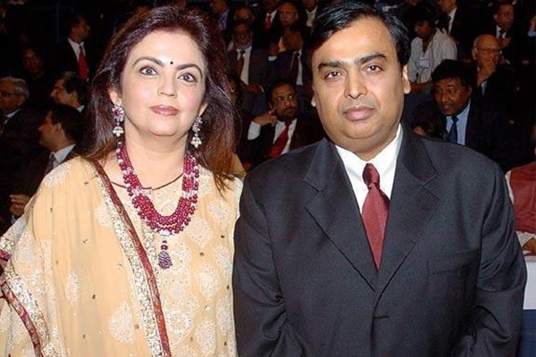 印度首富宠妻如宝：7次约会就求婚，盛宠35年，不孕5年也没嫌弃