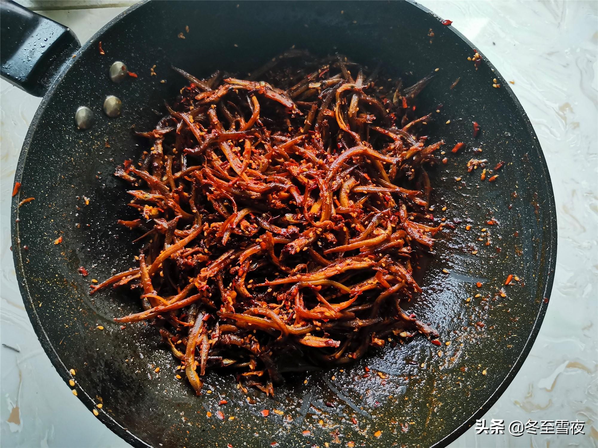 如何制作香辣小鱼干,香辣小鱼干详细做法