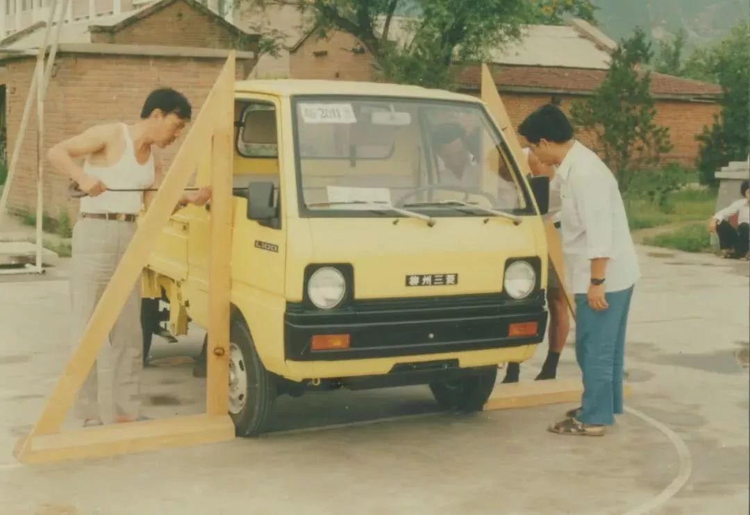 央视新闻联播比亚迪口罩,五菱口罩上央视新闻联播