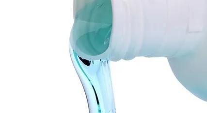 白色羽绒服染上墨水怎么去除,白色羽绒服染上粉底液怎么办