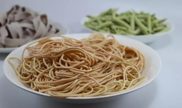 自己做面条太麻烦,自己做面条用简单的面条机