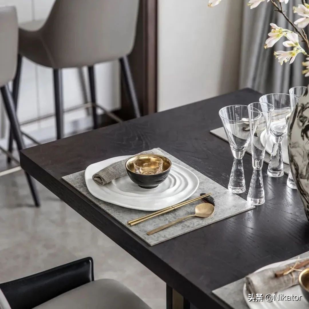 中式餐桌圆的好还是方的好,小客厅适合方餐桌还是圆餐桌