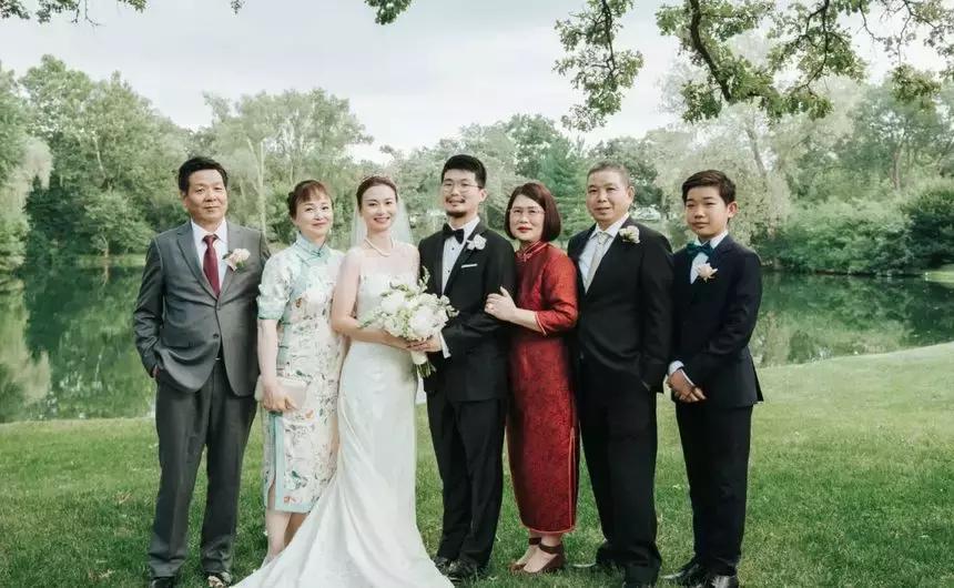 婚礼妈妈穿什么服装比较好看,婚礼上妈妈这样穿气场十足