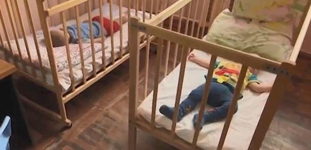 乌克兰小孩遭遗弃每日只能吃垃圾,乌克兰被遗弃小孩