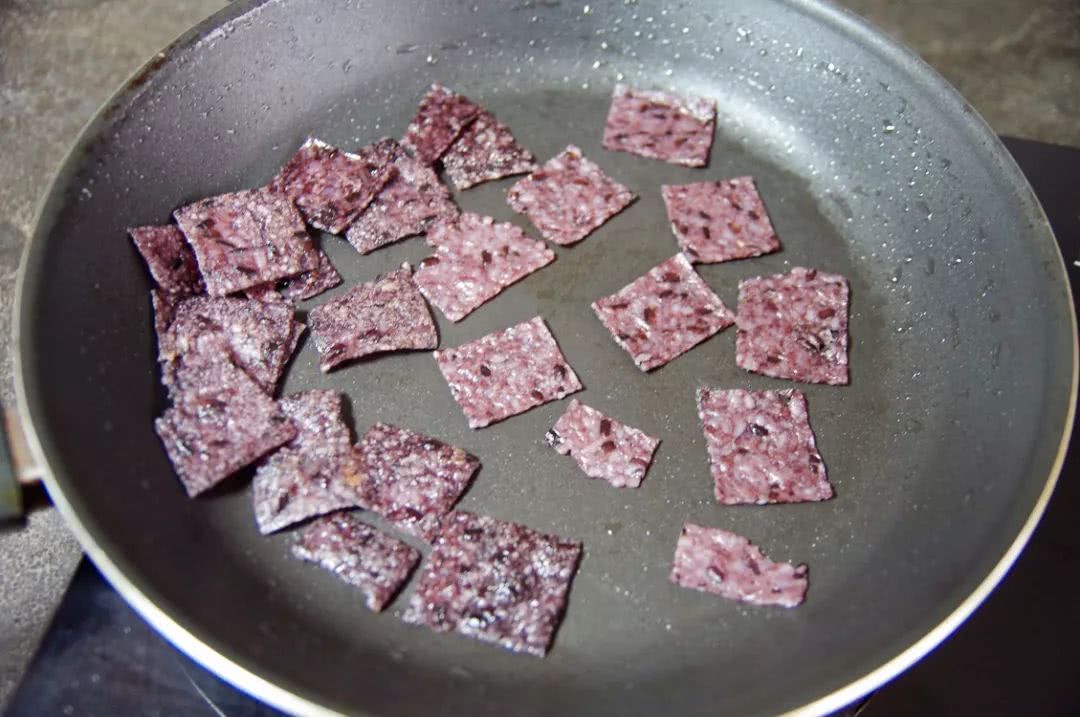 紫米锅巴乌米锅巴,土灶锅巴如何变香脆锅巴