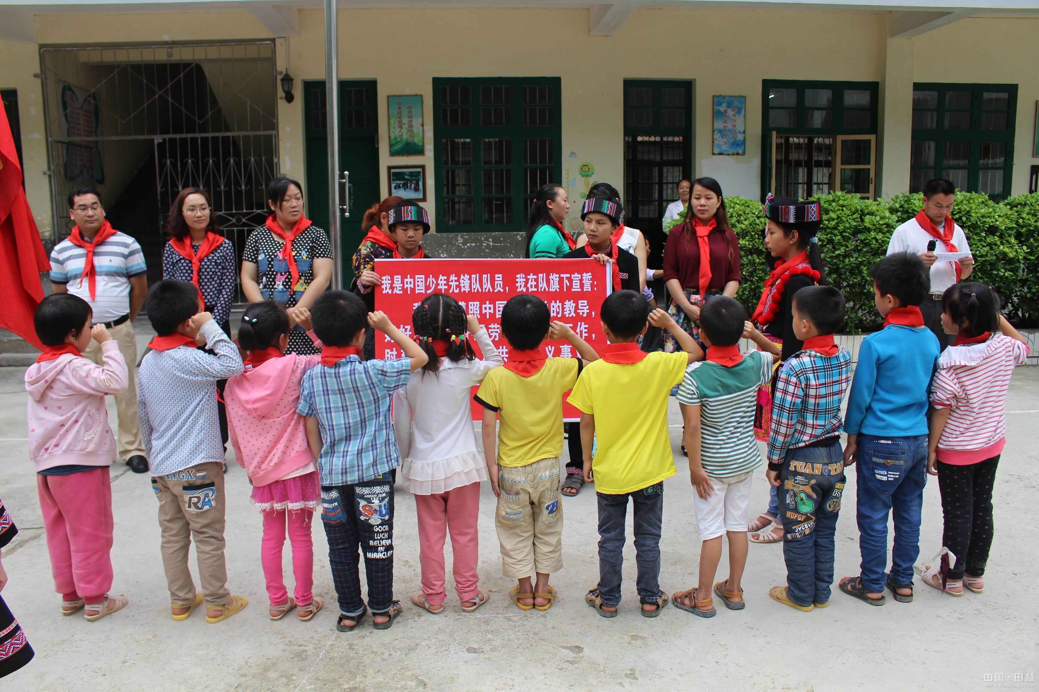 在山区支教，离开时，孩子追上山坡送野果，哭着唱：长亭外，古道边……