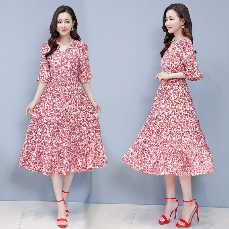 愁损翠黛双眉，日日花阑独凭.雪纺连衣裙，秒变女神范