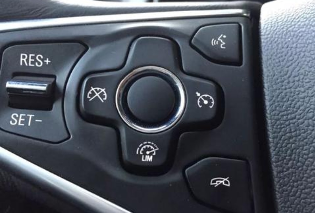 方向盘上resset意思,方向盘上有res和set是什么车