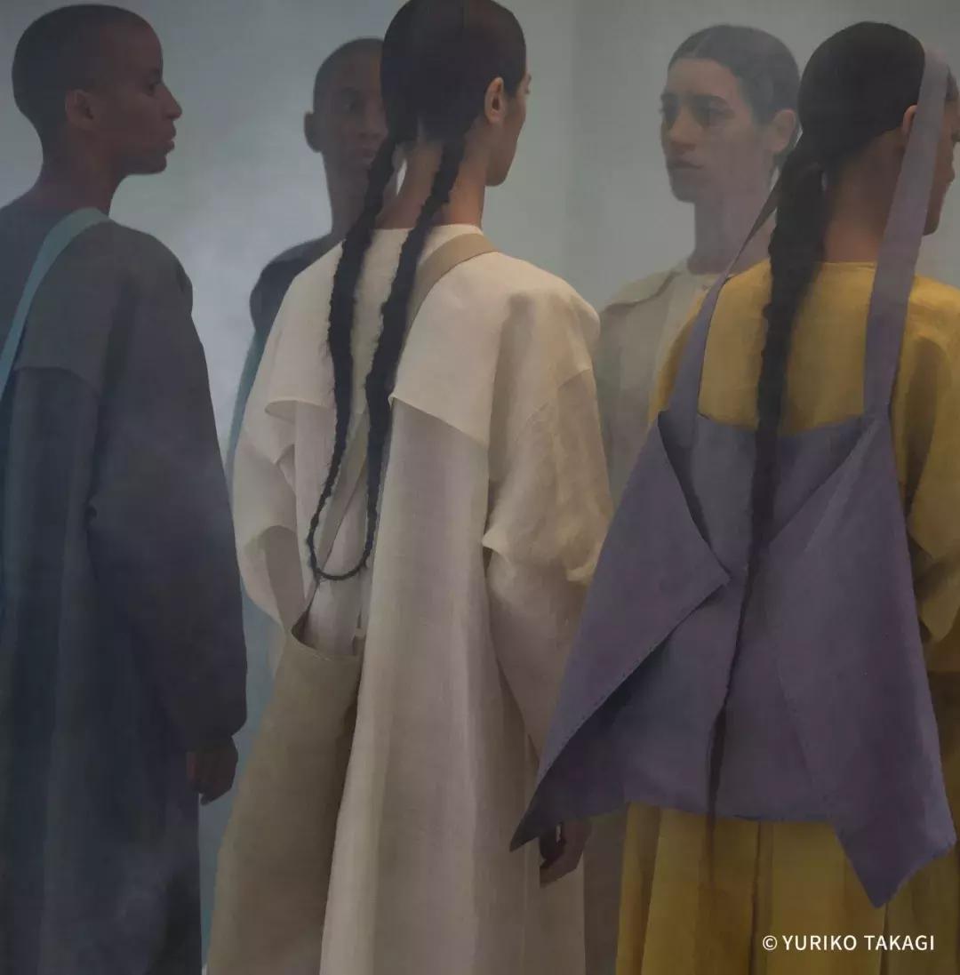 25年前，一个日本人带着天价衣服到中国，给西北人拍了一批硬照