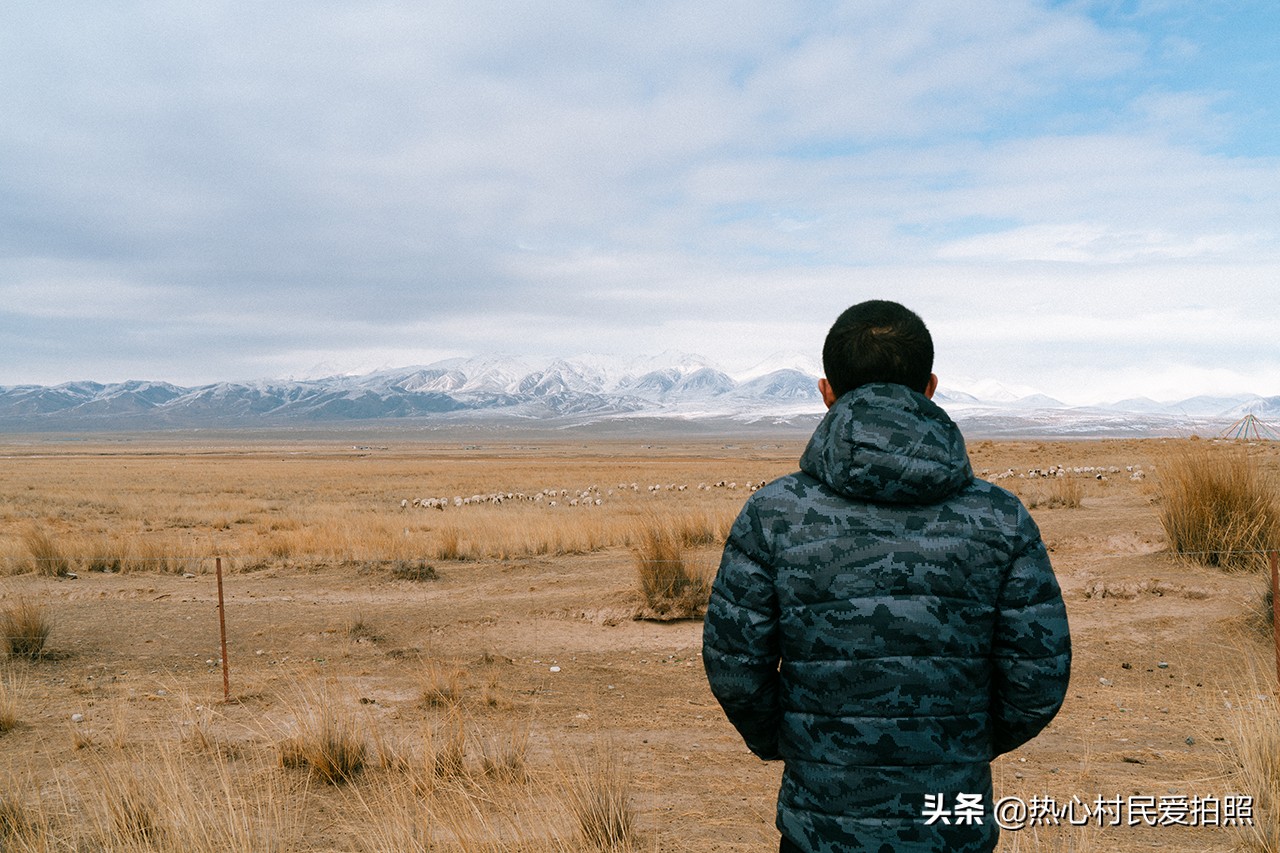 两个小伙去西藏,两个小伙在野外游玩