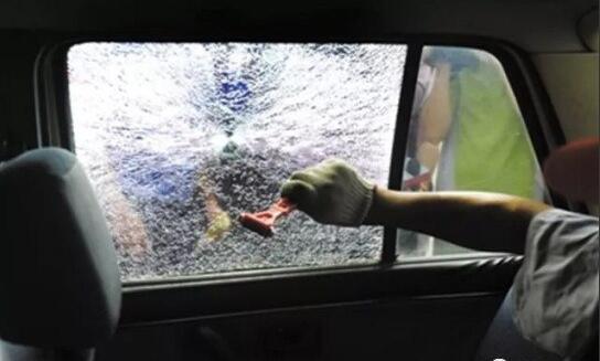 安全锤敲汽车玻璃哪个位置,使用安全锤应敲击车窗玻璃的哪里