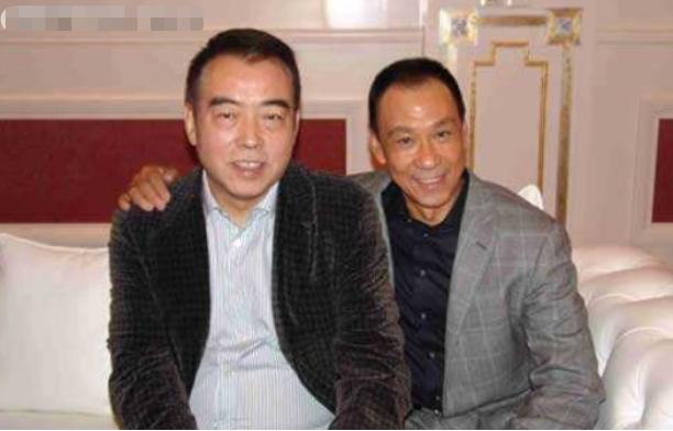 他是中国电影“最佳男配”，62岁才走红，65岁与妻子离婚单身至今