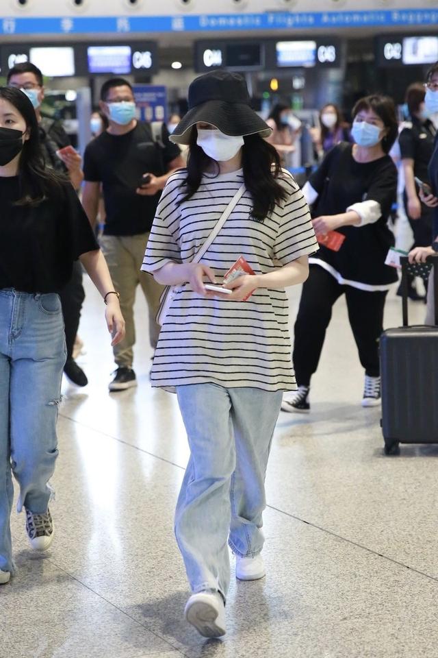 热巴穿搭条纹裤,热巴穿小黑裤子