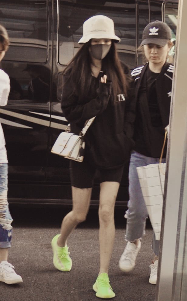 杨幂草莓果冻鞋,杨幂穿出少女心