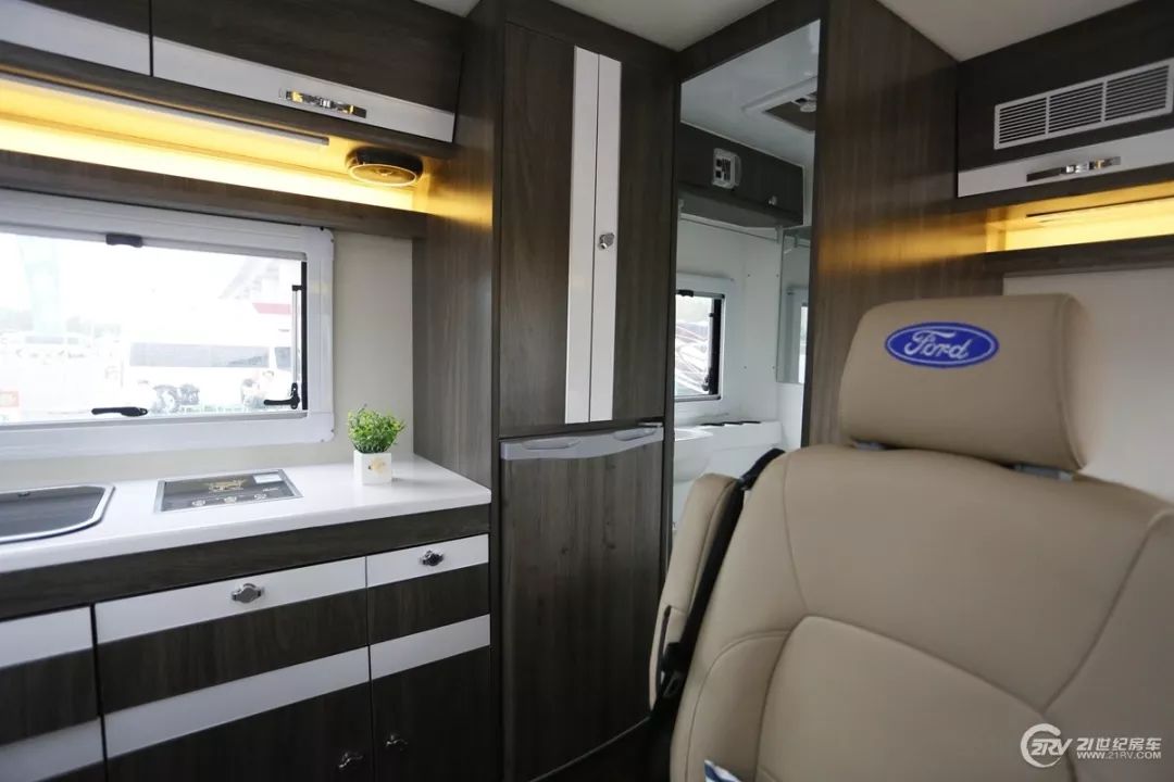 房车大全20-30万的小型c型房车,飞翔房车入门级b型房车价格