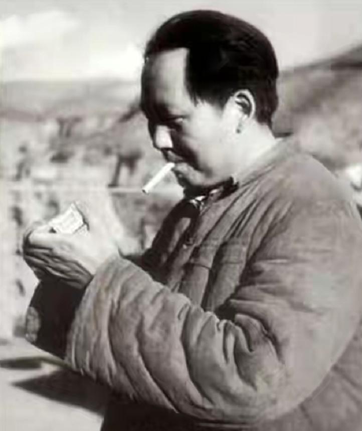 毛主席和群众一起抽旱烟，压力大时一天50根，革命胜利后戒掉没？