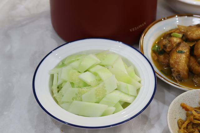 丰盛的午餐色香味俱全周末美食,天气热周日在家陪孩子吃美食